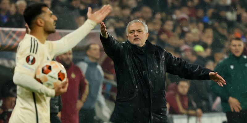 Jose Mourinho chỉ đạo trong trận Servette - AS Roma ở bảng G Europa League ngày 30/11