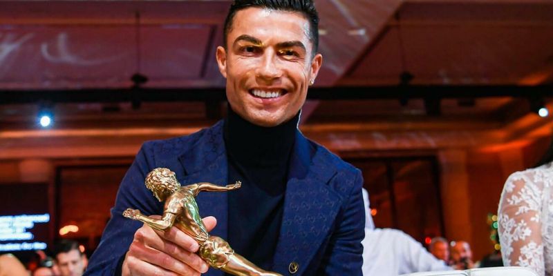 Ronaldo với giải thưởng Maradona lần đầu trao cho cầu thủ ghi nhiều bàn nhất năm 2023, thuộc Globe Soccer Awards ở Dubai, UAE tối 19/1/2024