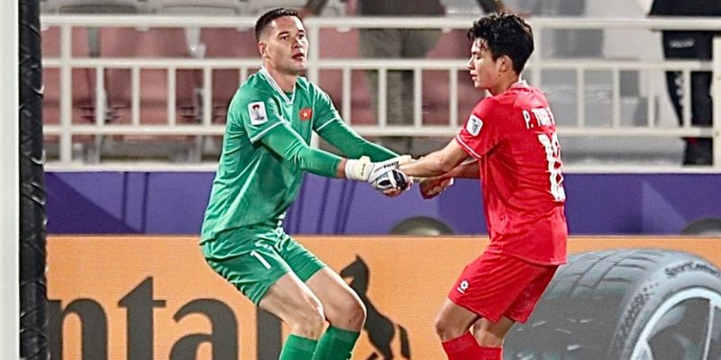 Thủ môn Nguyễn Filip (trái) kéo Phan Tuấn Tài (phải) đứng dậy sau trận thua Indonesia 0-1, thuộc lượt trận thứ hai bảng D Asian Cup 2023.