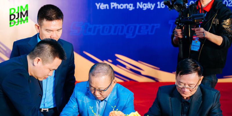 HLV Park Hang Seo ký hợp đồng 5 năm với Bắc Ninh FC