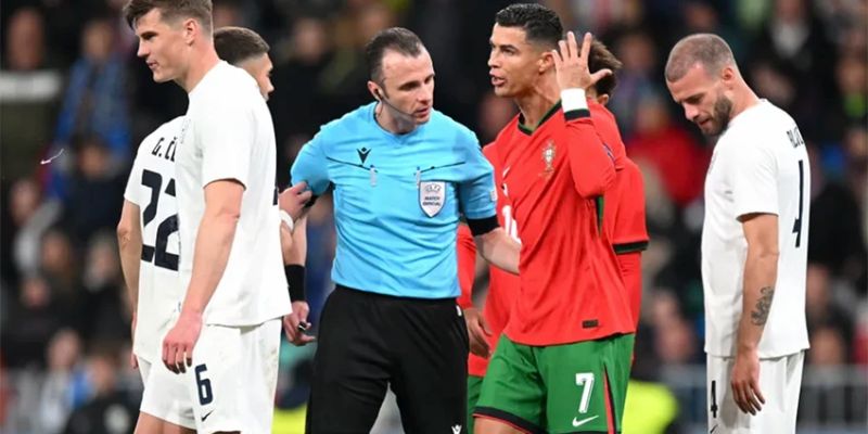 Ronaldo phàn nàn với trọng tài