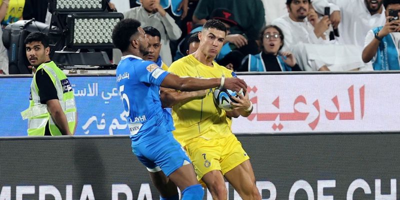 Cristiano Ronaldo thúc củi trỏ vào hậu vệ đối phương Ali Al Bulayhi
