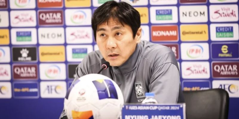 Trợ lý HLV Myung Jae-yong của U-23 Hàn Quốc trong buổi họp báo