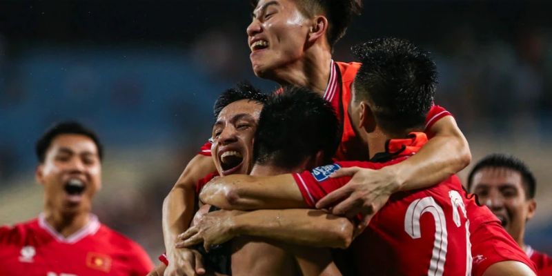 Các cầu thủ Việt Nam ăn mừng bàn thắng vào lưới Philippines