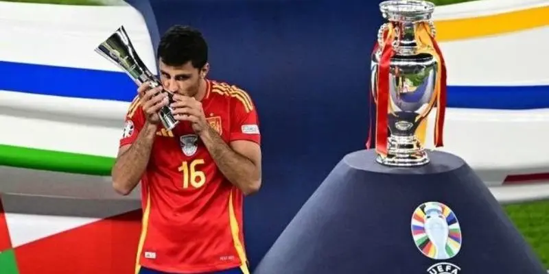 Rodri nhận danh hiệu Cầu thủ xuất sắc nhất Euro 2024